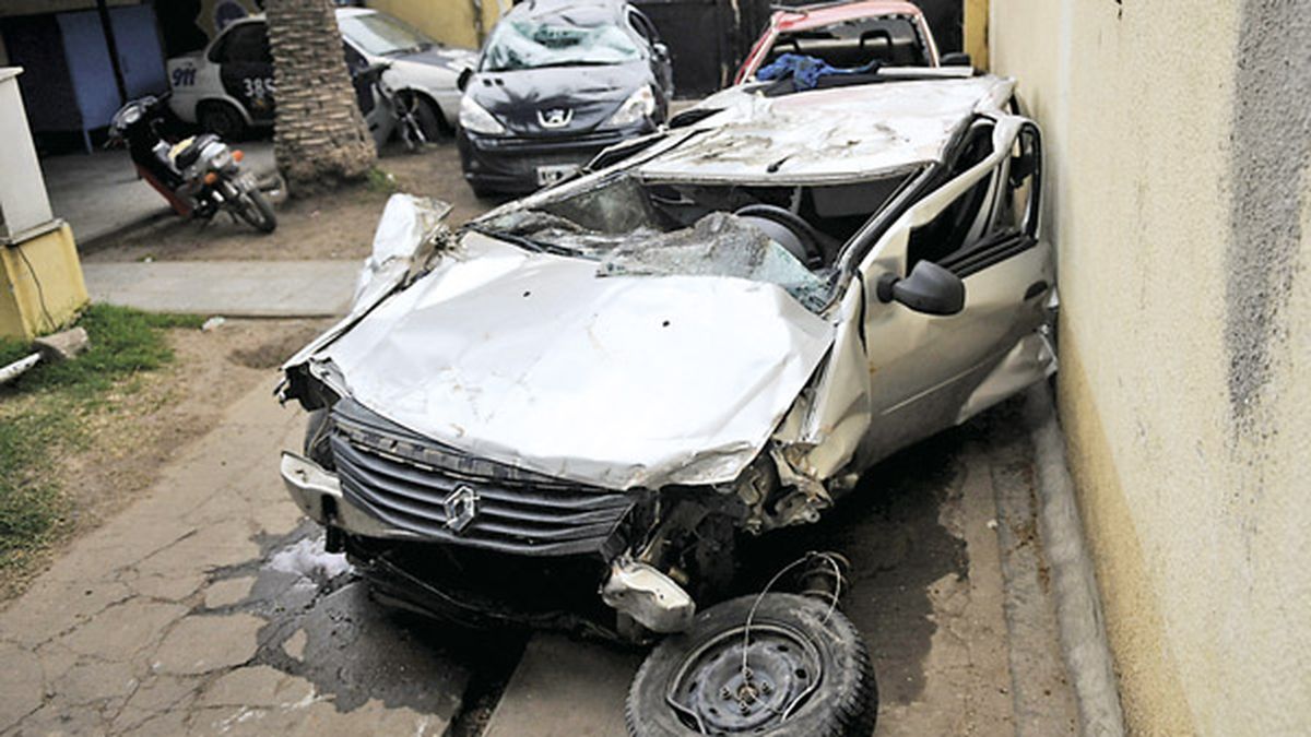 Tres muertos al caer un auto desde un puente en la autopista