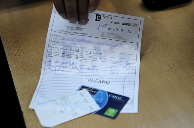 Al entregar factura de compra, un negocio no puede adicionar ningún recargo