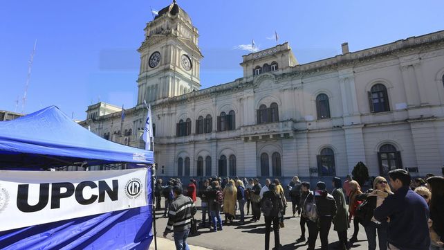 UPCN instaló una carpa frente a Casa de Gobierno para reclamar que se cumplan las políticas de salud