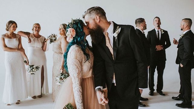 Pasó años usando una silla de ruedas y sorprendió a todos en su boda caminando hacia el altar