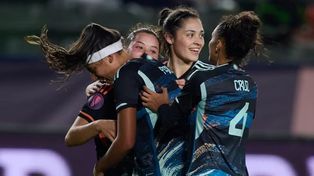 Argentina logró en la noche del lunes su primera victoria en el torneo al vencer por 3 a 0 a República Dominicana.