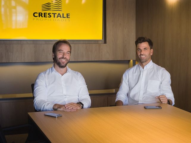 Juan Manuel y Matías Crestale son directores de la inmobiliaria rosarina que fundó su padre