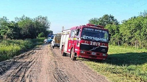 Hallan un cuerpo y un auto incendiado en un camino rural cercano a Cerrito