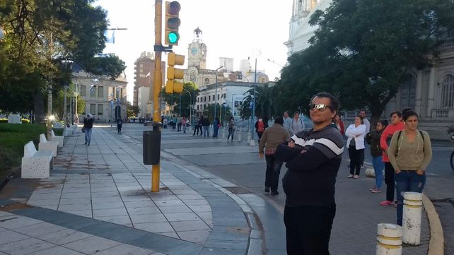 Hay largas colas en los bancos para cobrar jubilaciones y AUH