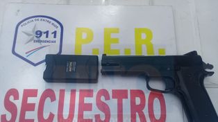 Para atemorizar a las víctimas. Tenían una picana y una réplica que era casi real a un arma de fuego.
