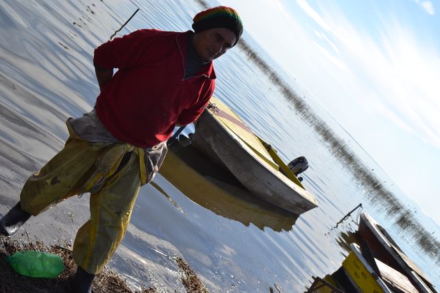 Los pescadores de red de Diego de Alvear tienen pequeñas embarcaciones. Del 