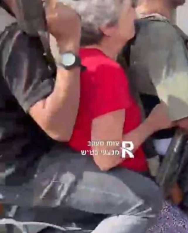 Miembros de la oganización Hamás se llevan secuestrada a una mujer mayor.