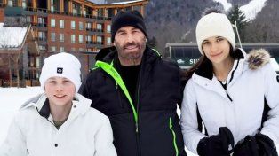 John Travolta visitó una tanguería en Buenos Aires junto a su familia y causó furor entre sus seguidores. Antes pasó por la Patagonia y visitó Bariloche