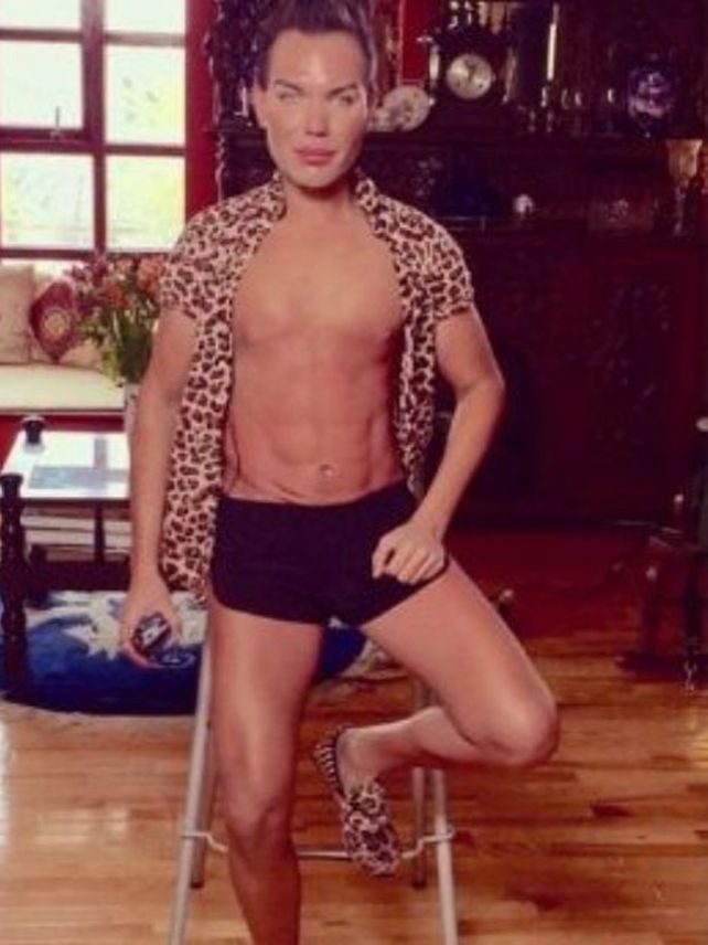 Gastó U$S150.000 en cirugías para parecerse al muñeco Ken