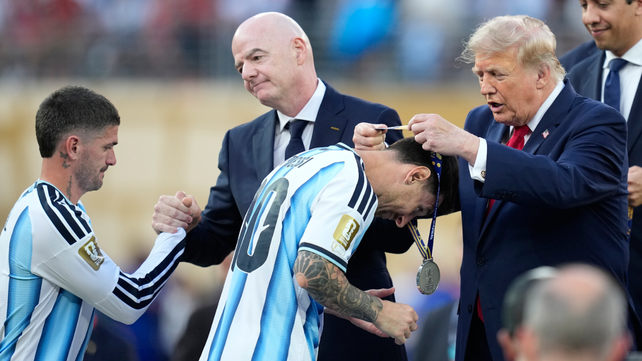 El presidente Donald Trump le pone la medalla a Messi. Atrás, De Paul saluda a Giani Infantino.
