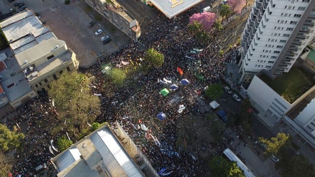 Una multitud de santafesinos se movilizó en defensa de la educación pública: las imágenes