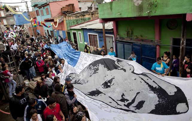 Los descamisados. Una multicolor procesión de unas dos mil personas honró ayer al padre Mugica en la villa 31.