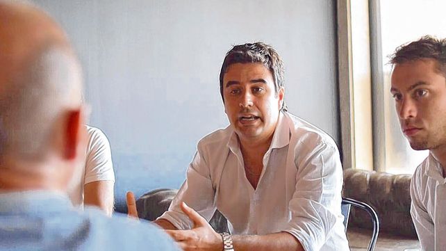 El concejal Eduardo Toniolli dialoga con tomadores de créditos UVA.