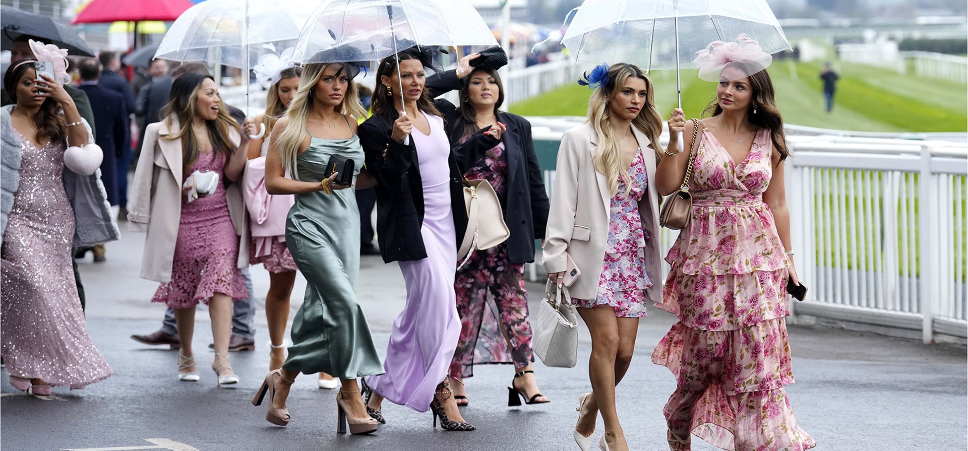 Un grupo de mujeres llegan para festejar el Ladies