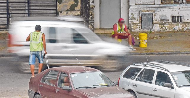 Dueños de la calle. Muchos cuidacoches extorsionan a los automovilistas para obtener dinero.