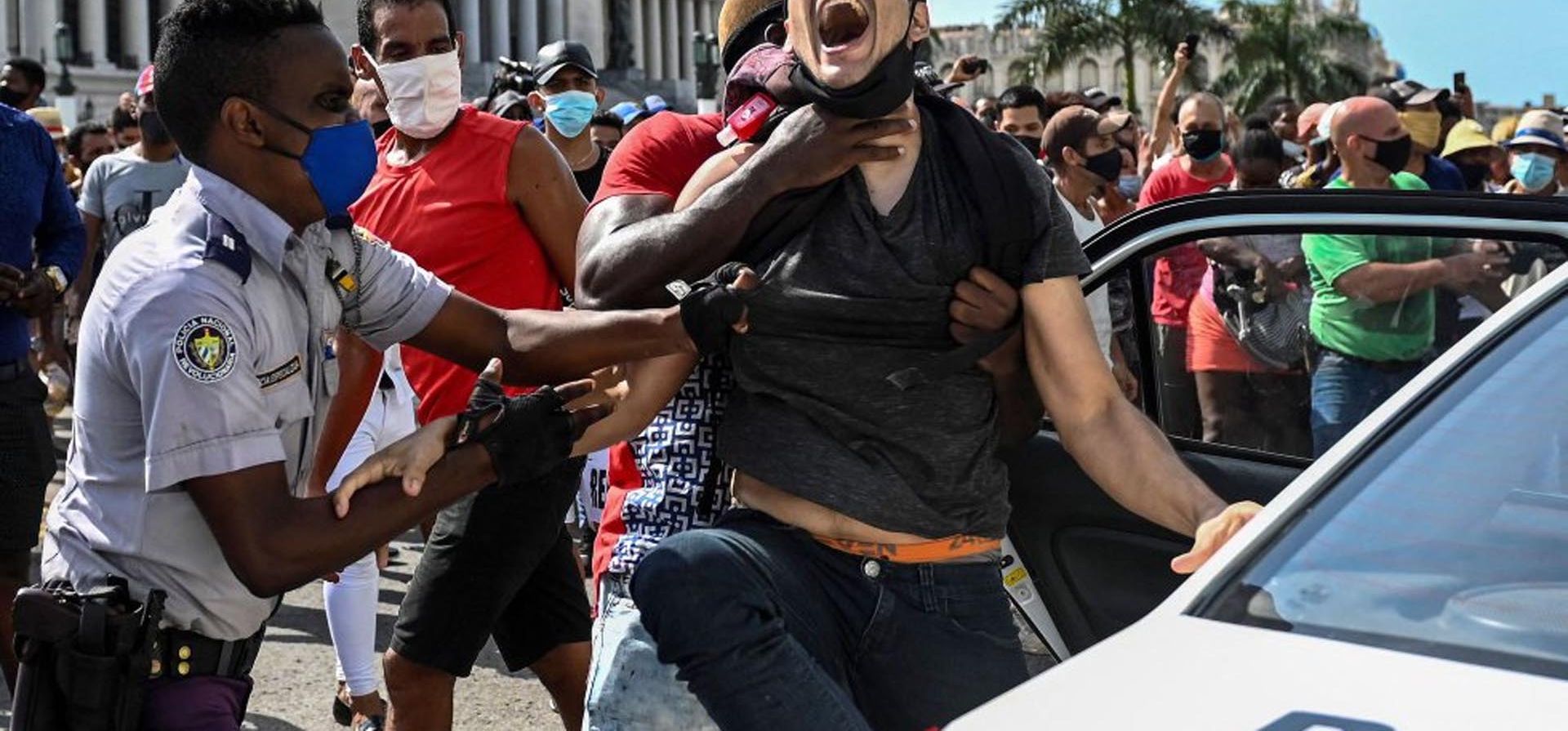 Las manifestaciones en Cuba terminaron con cientos de presos y con los meses, decenas de exiliados. En la imagen, un hombre es arrestado en La Habana el 11 de julio.