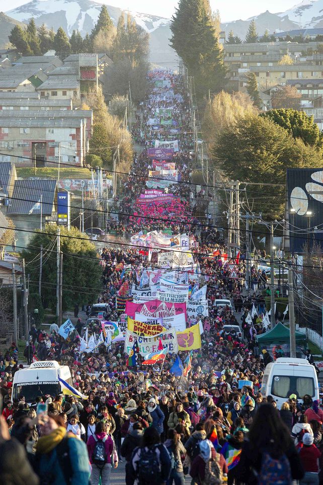 Miles de mujeres y diversidades marcharon por sus derechos en el 36° Encuentro Plurinacional de Mujeres y Diversidades en Bariloche