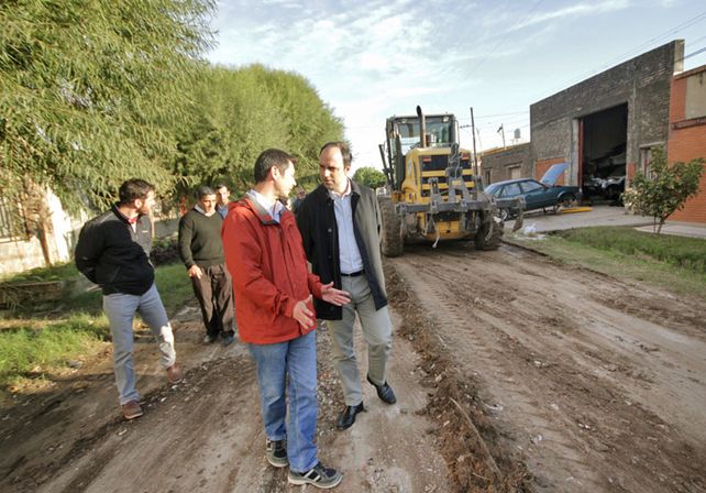 Trabajan en la recuperación de las calles de tierra y arena de la ciudad