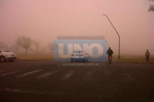 Una densa niebla cubre la ciudad de Santa Fe y alrededores