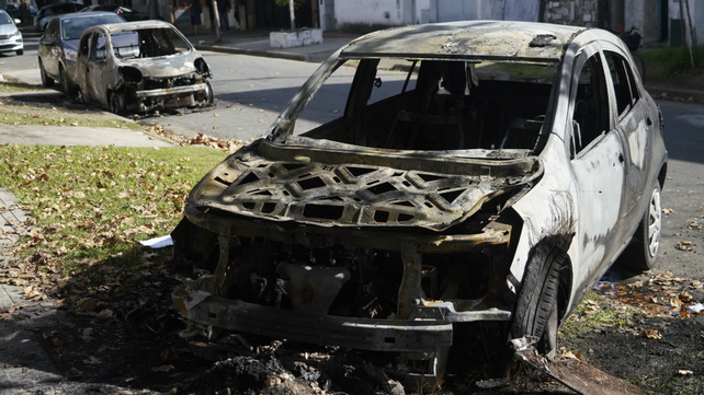 La saga de incendios incluyó dos autos quemados en la zona de Wagner y Mitre , en la zona sur.