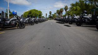 Elocuente. La foto de los motocarros formados en la calle, antes de ser entregados, da cuenta de la magnitud del desarrollo del programa.