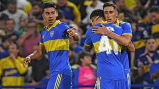 Pol Fernández y Langoni festejan junto a Merentiel, autor del segundo gol de Boca.