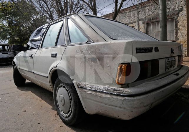 El auto que Peganni y los vecinos lograron separar antes que se prenda fuego./ Mauricio Centurión.