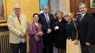 La ministra Sonia Martorano (cuarta desde la izquierda) exhibe la medalla recibida en la Universidad de Oxford.&nbsp;