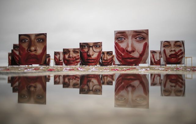 Cientos de bombachas inundan las playas de Brasil en protesta por violaciones a mujeres