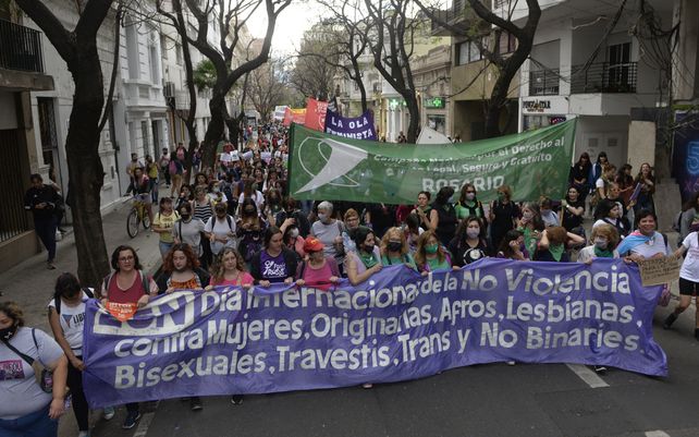 Una marcha de mujeres le dice basta a la violencia contra ellas. Los femicidios van en aumento.