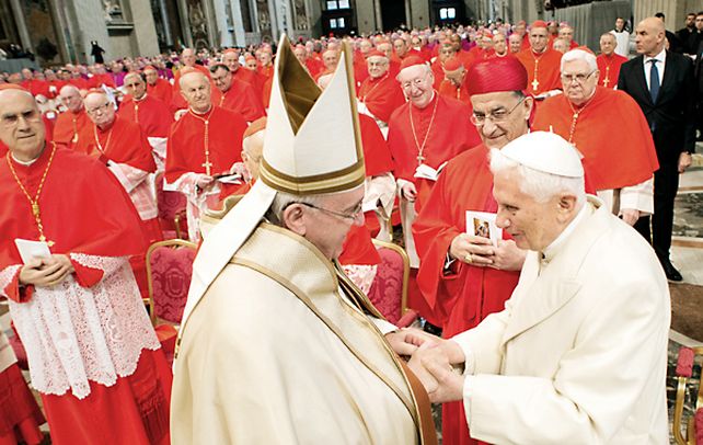 Juntos. Jorge Bergoglio recibe a Joseph Ratzinger en la basílica de San Pedro
