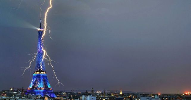 Un rayo choc&oacute; contra la torre Eiffel y el cielo se llen&oacute; de magia