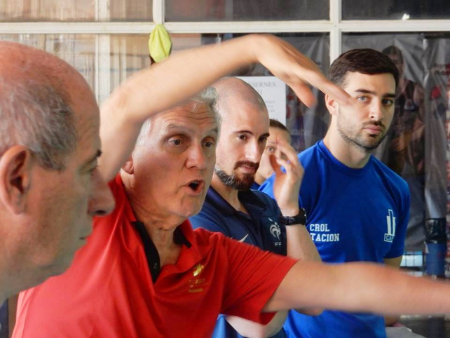 El maestro ense&ntilde;ando