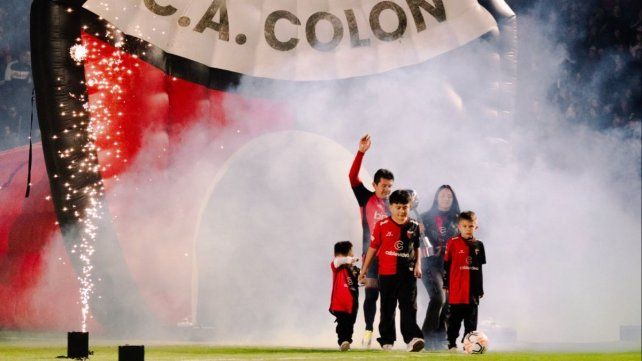 Al corazón del Pulga: el homenaje de Colón que resume una historia de amor y gloria