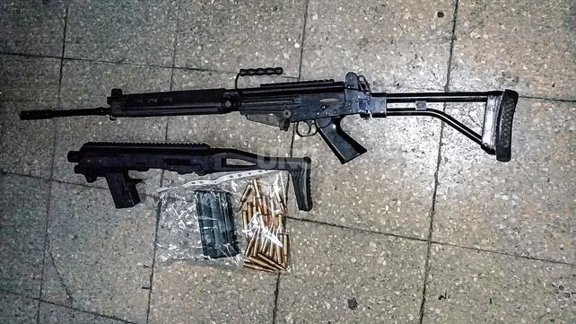 El fusil FAL que les incautaron a los delincuentes en Rosario