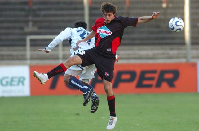 Pablo Vranjicán jugando en primera división en la temporada 2007 ante Gimnasia la Plata.