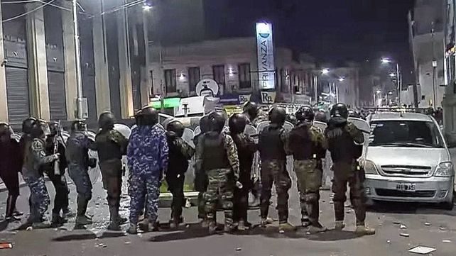 La Asamblea que se desarrolló en Independiente terminó con graves incidentes entre la policía y los hinchas.