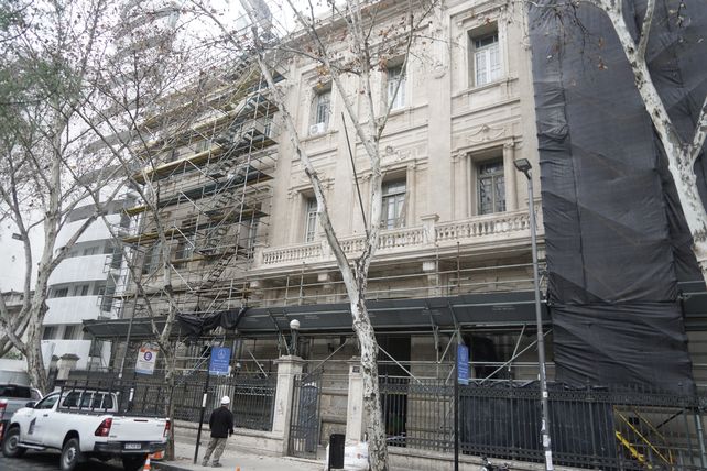 La restauración de la facultad de Ciencias Económicas sacó a la luz un tesoro escondido en el bulevar Oroño