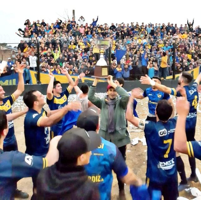 Una gran celebración. El auriazul levantó la copa en cancha ajena y sumó su 17ª estrella en la liga.