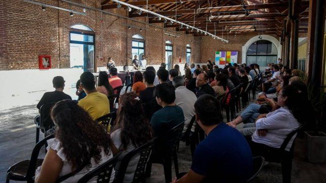 Alumnos y alumnas recibieron en el Centro Cultural Juan L. Ortiza su diploma de finalización.