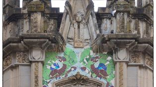 Una imagen de la decoración del frente del Palacio Remonda Monserrat, o Casa de los Dragones, de Entre Ríos y San Lorenzo.