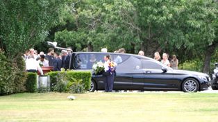 El cuerpo fue trasladado a un cementerio privado, donde se realizó una ceremonia íntima.