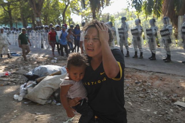 Desgarrador. Una mujer junto a su beb&eacute;