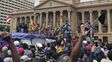 Miles de manifestantes ingresaron este sábado a la residencia oficial del presidente de Sri Lanka para exigir su renuncia.&nbsp;