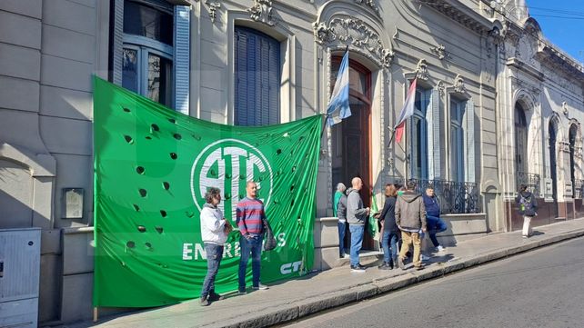 Continúan las manifestaciones y reclamos por recortes en CGE y Administración Pública