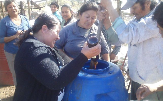 Agroecología. Las productoras y productores de La Verdecita preparan su propio biofertilizante.