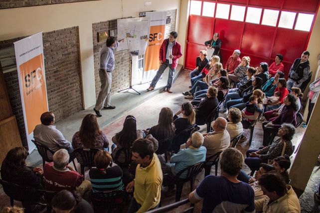 Detalles. El secretario del municipio brindó detalles a los vecinos sobre los pasos a seguir en la obra.