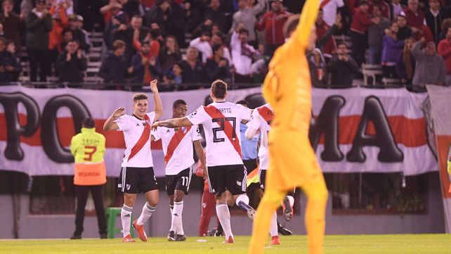 Goleadores. Ferreira celebra el primer gol y Pratto