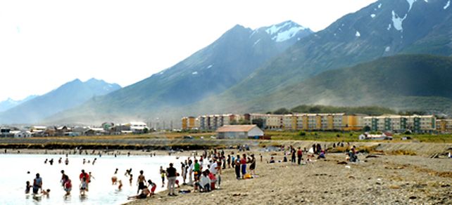 Una inusual ola de calor llena las playas de ba&ntilde;istas en Ushuaia