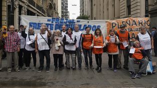 Jubilados en la esquina de Córdoba y Corrientes